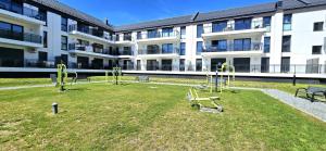 Plac zabaw dla dzieci w obiekcie Jantart Resort Słońce Jantaru by TriApart