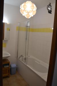 Ванна кімната в LES APPARTS DU VALINCO - VILLA 77 - CORSE 2A -ANCV