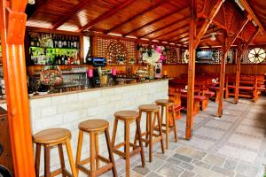 un bar con taburetes de madera en un restaurante en Eros Motel, en Sandanski
