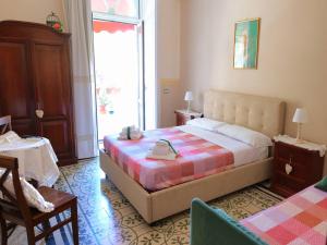 1 dormitorio con 1 cama, 1 silla y 1 ventana en Sweet Suite V&V, en Pompeya