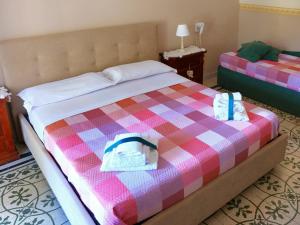 Un dormitorio con una cama con dos bolsas. en Sweet Suite V&V, en Pompeya