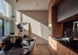 Η κουζίνα ή μικρή κουζίνα στο NEXA Townhouse Umalas Canggu