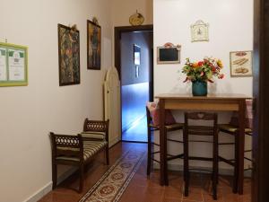 pasillo con mesa, sillas y puerta en Sweet Suite V&V, en Pompeya