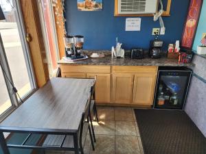 Guest House Motel في قرطاج: مطبخ مع طاولة وطاولة مع ثلاجة