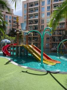 eine Wasserrutsche in einem Pool in einem Resort in der Unterkunft Atlantis Condo Resort Pattaya in Jomtien Beach + 29 Fotos