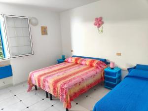 1 dormitorio con 1 cama y 2 camas azules en Villetta Blu Mare, en Torre Vado