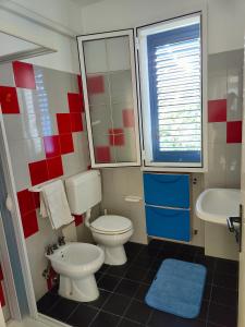 La petite salle de bains est pourvue de toilettes et d'un lavabo. dans l'établissement Villetta Blu Mare, à Torre Vado