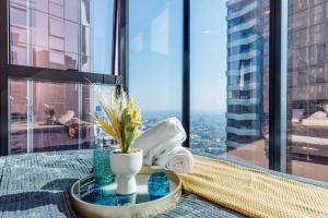 un tavolo con vista di una città da un grattacielo di Sky High 180 Panoramic Views-Prime CBD,Pool & Gym a Melbourne