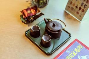 何夜青年旅行酒店(西安钟楼地铁站店)的咖啡和沏茶工具