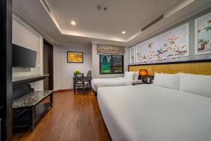 Amara Hanoi Hotel في هانوي: غرفه فندقيه سرير كبير وتلفزيون