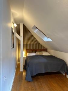 um quarto com uma cama com uma cruz na parede em Schönes City-Apartment mit 2 Schlafzimmer, Parkplatz, ruhig und hell, D46-DG em Oldenburg