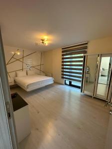 una grande camera da letto con un letto e una finestra di بورصة شقة مريحة Bursa Nilufer مَنْظَرٌ جَمِيلٌ a Nilüfer
