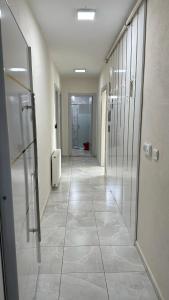um corredor com portas de vidro e piso em azulejo em بورصة شقة مريحة Bursa Nilufer مَنْظَرٌ جَمِيلٌ em Nilüfer
