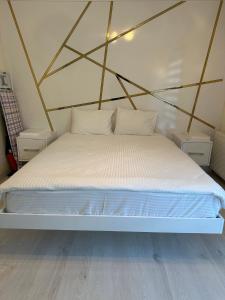 uma cama com lençóis brancos e almofadas num quarto em بورصة شقة مريحة Bursa Nilufer مَنْظَرٌ جَمِيلٌ em Nilüfer