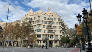 CelráにあるCasa Lady Margarita B&B Adults Onlyの通りの角にある大きな白い建物