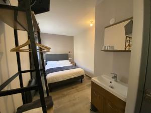 a bedroom with a bed and a bathroom with a ladder at Au Relais Gascon in Labastide-dʼArmagnac