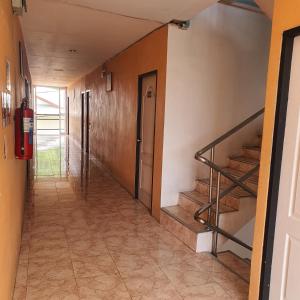 um corredor de um edifício com escadas e uma porta em 8 homestel em Ko Tao