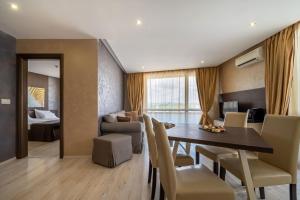 ein Esszimmer und ein Wohnzimmer mit einem Tisch und Stühlen in der Unterkunft Paradiso Dreams Hotel in Nessebar