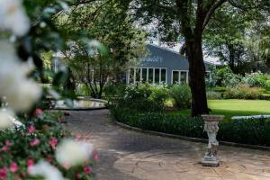 un giardino con un edificio sullo sfondo di Lavender Hill Country Estate and Wedding Venue a Bethlehem