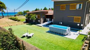 un patio con piscina y una casa en Gazonia Family Estate en Skala Kefalonias