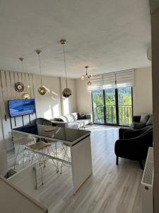 TV a/nebo společenská místnost v ubytování Golden Hour Apartment بورصة شقة مريحة Bursa Nilufer مَنْظَرٌ جَمِيلٌ