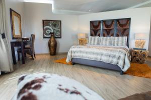 una camera da letto con un letto grande e un tavolo di Lavender Hill Country Estate and Wedding Venue a Bethlehem Altre 116 foto