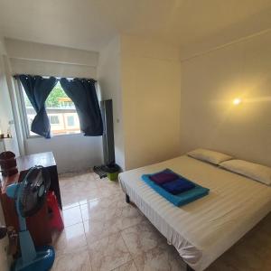 a small bedroom with a bed and a window at 8 homestel in Koh Tao