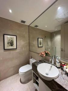 Et badeværelse på Apartemen one icon residence