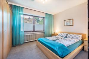 ラシュテーデにあるFerienwohnung Loyのベッドと大きな窓のある寝室