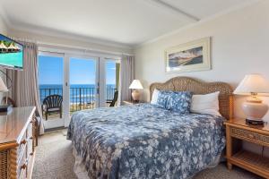 1 dormitorio con 1 cama y vistas al océano en DL303 Herpy Oceanfront, en Nags Head