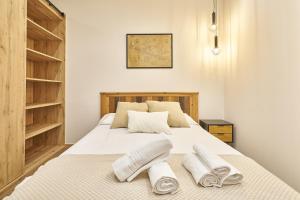 1 dormitorio con 1 cama con toallas en Loft diseño el taller del abuelo con parking en Salamanca