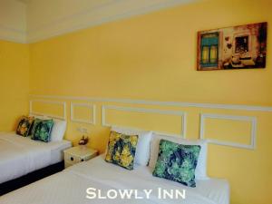 Katil atau katil-katil dalam bilik di Slowly inn