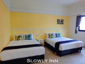 Katil atau katil-katil dalam bilik di Slowly inn