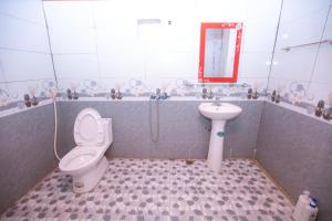 La salle de bains est pourvue de toilettes et d'un lavabo. dans l'établissement Milk Milk Homestay, à Yên Minh