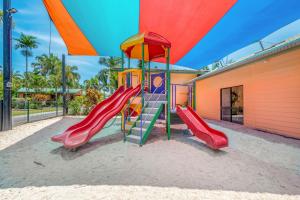 un parque infantil con un tobogán frente a un edificio en BIG4 Tasman Holiday Parks - South Mission Beach en South Mission Beach