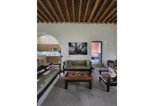 Un lugar para sentarse en Villa Two Pine Trees