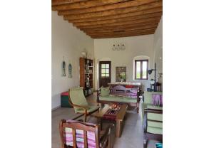 Χώρος καθιστικού στο Villa Two Pine Trees