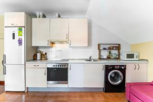 una cucina con frigorifero e lavatrice di Francisca ad Ampuero