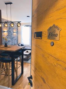 Palkinto, sertifikaatti, kyltti tai muu asiakirja, joka on esillä majoituspaikassa Elena Apartman