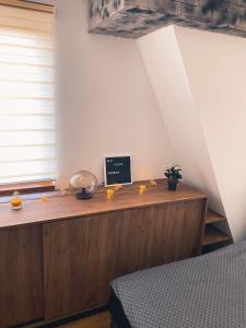 Rúm í herbergi á Elena Apartman +11 myndir