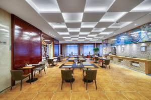 杭州的住宿－杭州海外海国际酒店，一间在房间内配有桌椅的餐厅