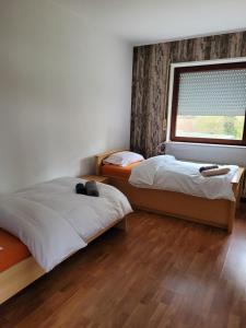 a bedroom with two beds and a window at Haus 140 qm für Monteure in Bad Salzschlirf