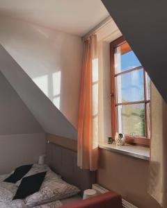 um quarto com uma cama e uma janela em Willa Kosówka - Frydman em Frydman