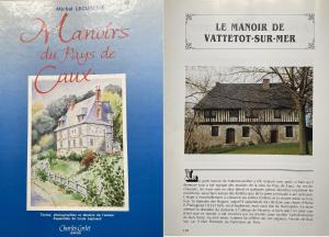 uma brochura de uma casa com uma fotografia dela em The Manor of Vattetot, historical landmark XII-XVI century em Vattetot-sur-Mer