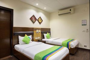 Llit o llits en una habitació de Treebo White Castle, Gurgaon