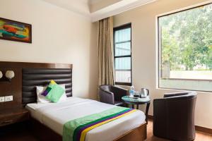 Llit o llits en una habitació de Treebo White Castle, Gurgaon