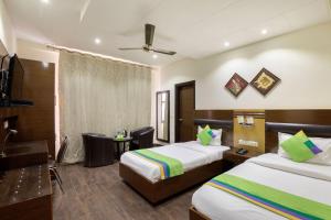 Llit o llits en una habitació de Treebo White Castle, Gurgaon