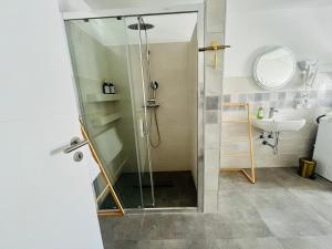 a bathroom with a shower and a sink at FILMAP-Charmant-Modern-Zentral-Balkon-Beamer-Spieletisch in Görlitz +35 photos