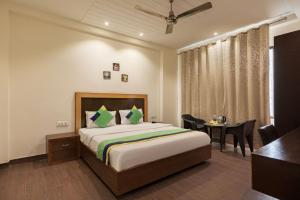 Llit o llits en una habitació de Treebo White Castle, Gurgaon