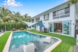 una piscina en el patio trasero de una casa en Suite by Beach Waterfront Lago Key Three, en Fort Lauderdale